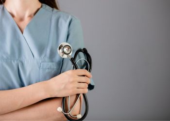 I tassi di occupazione dei laureati in infermieristica aumentano del 2,1% nel 2022 ma manca lo slancio per equiparare l’Italia all’Europa.