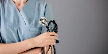 I tassi di occupazione dei laureati in infermieristica aumentano del 2,1% nel 2022 ma manca lo slancio per equiparare l’Italia all’Europa.