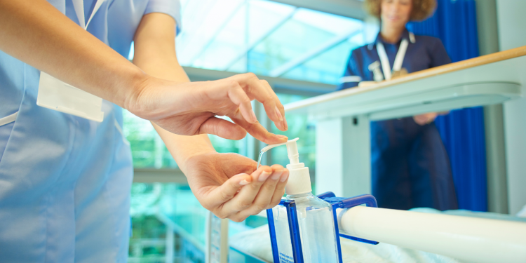 Sono un infermiere laureato ed eseguo le igieni