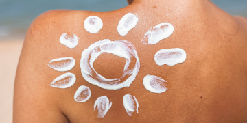 Attenti al sole! I consigli per difendersi dall’esposizione. Per difendersi, sono necessarie non solo l’ispezione e l’epiluminescenza, ma anche una completa mappatura dei nei.