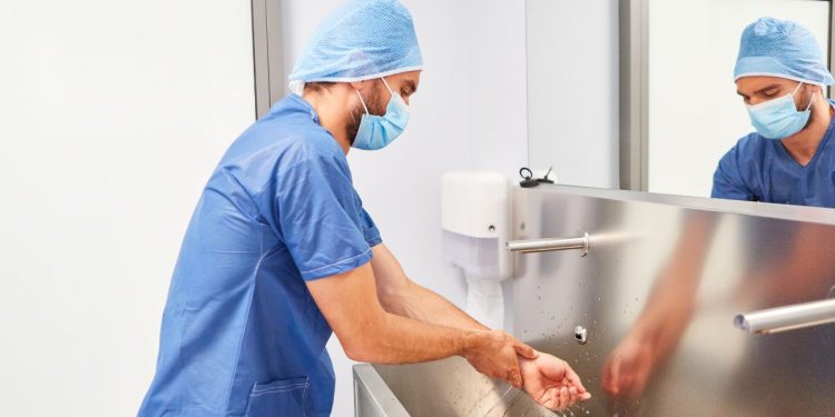 Il lavaggio chirurgico delle mani: una misura essenziale per la prevenzione delle infezioni