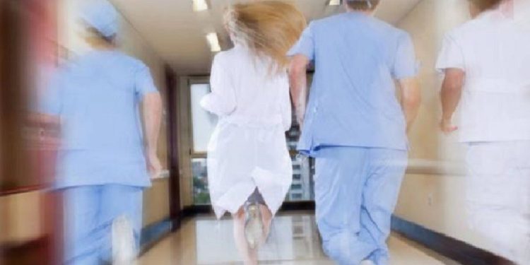 Infermieri italiani, stipendi bassi e fuga all’estero